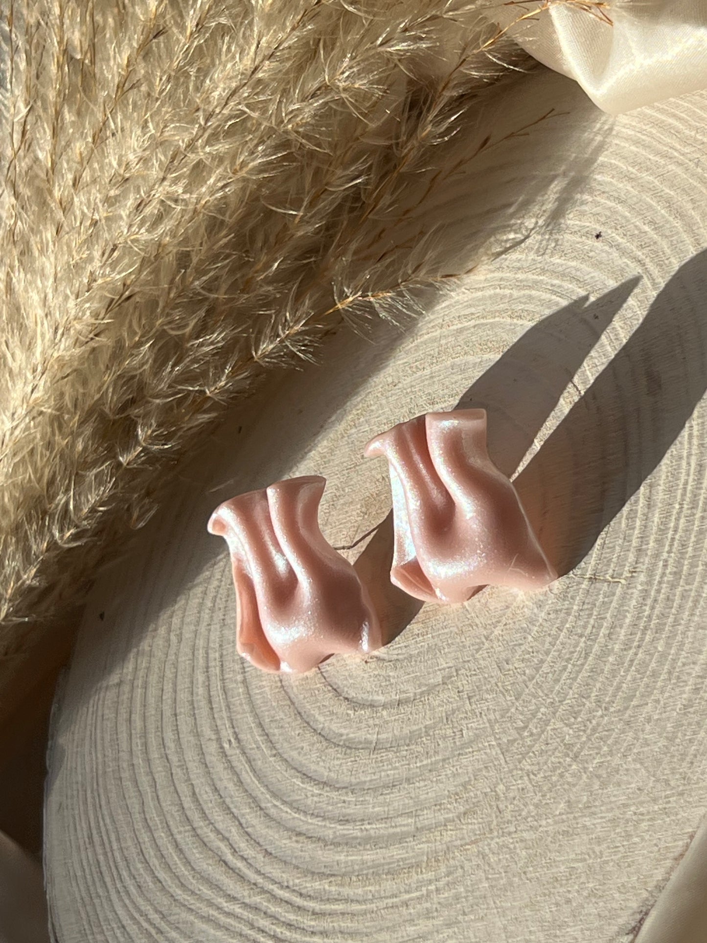 Scrunched pearl stud (Light pink)