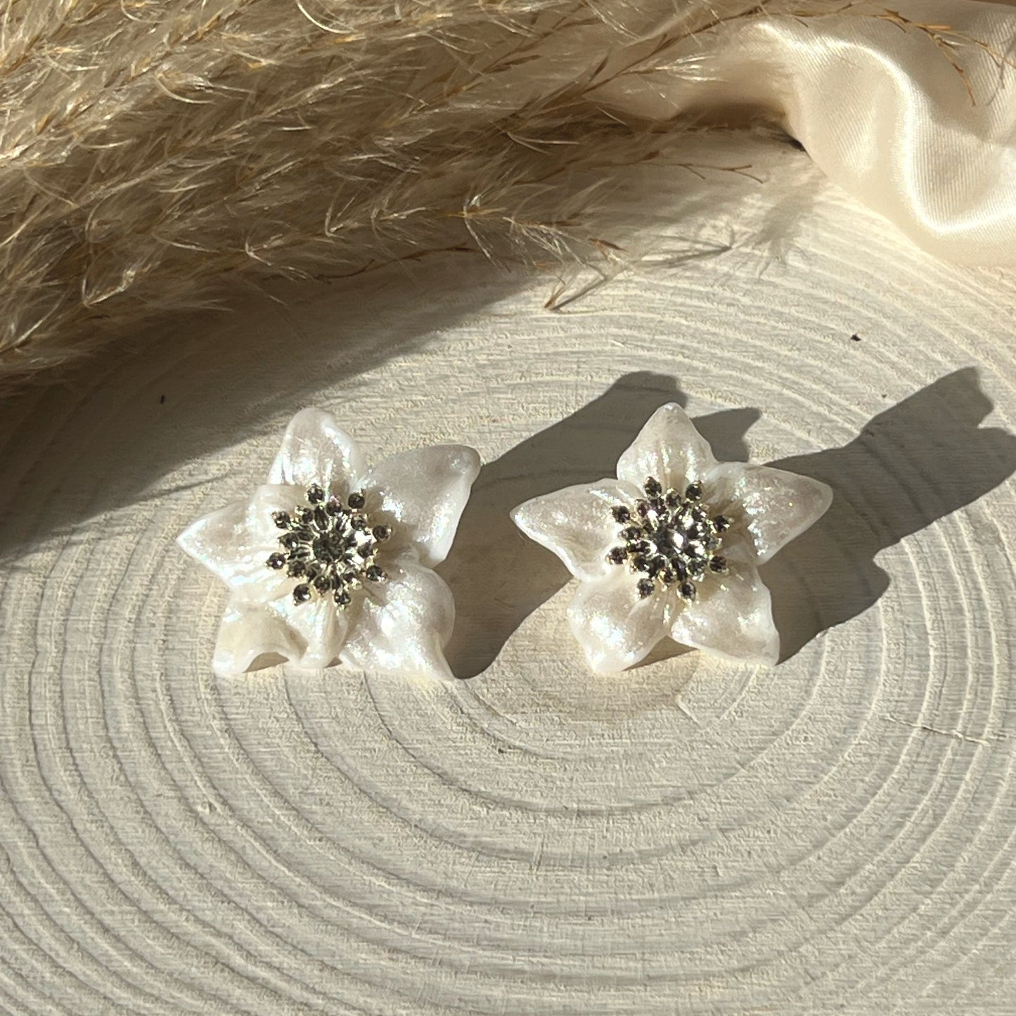 Large flower - white pearl
