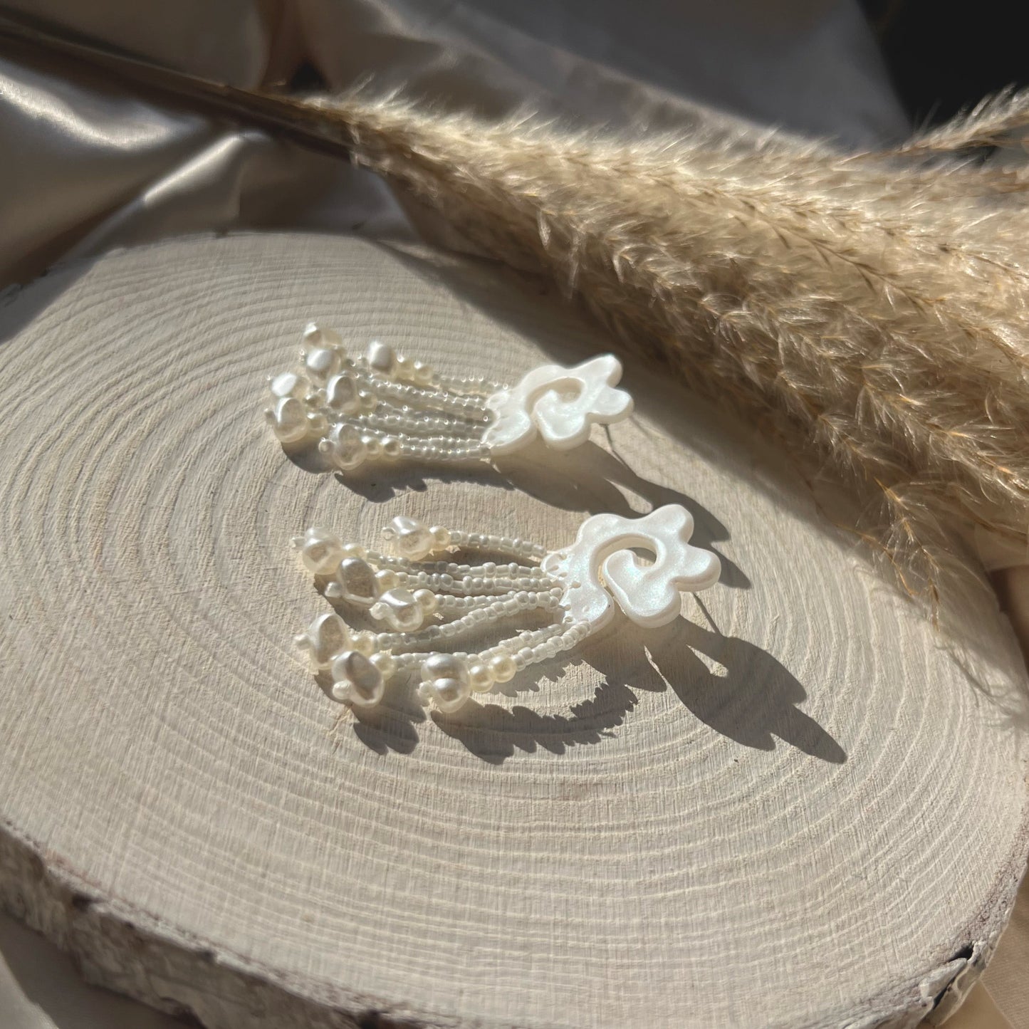 Abstract with beads (white pearl)