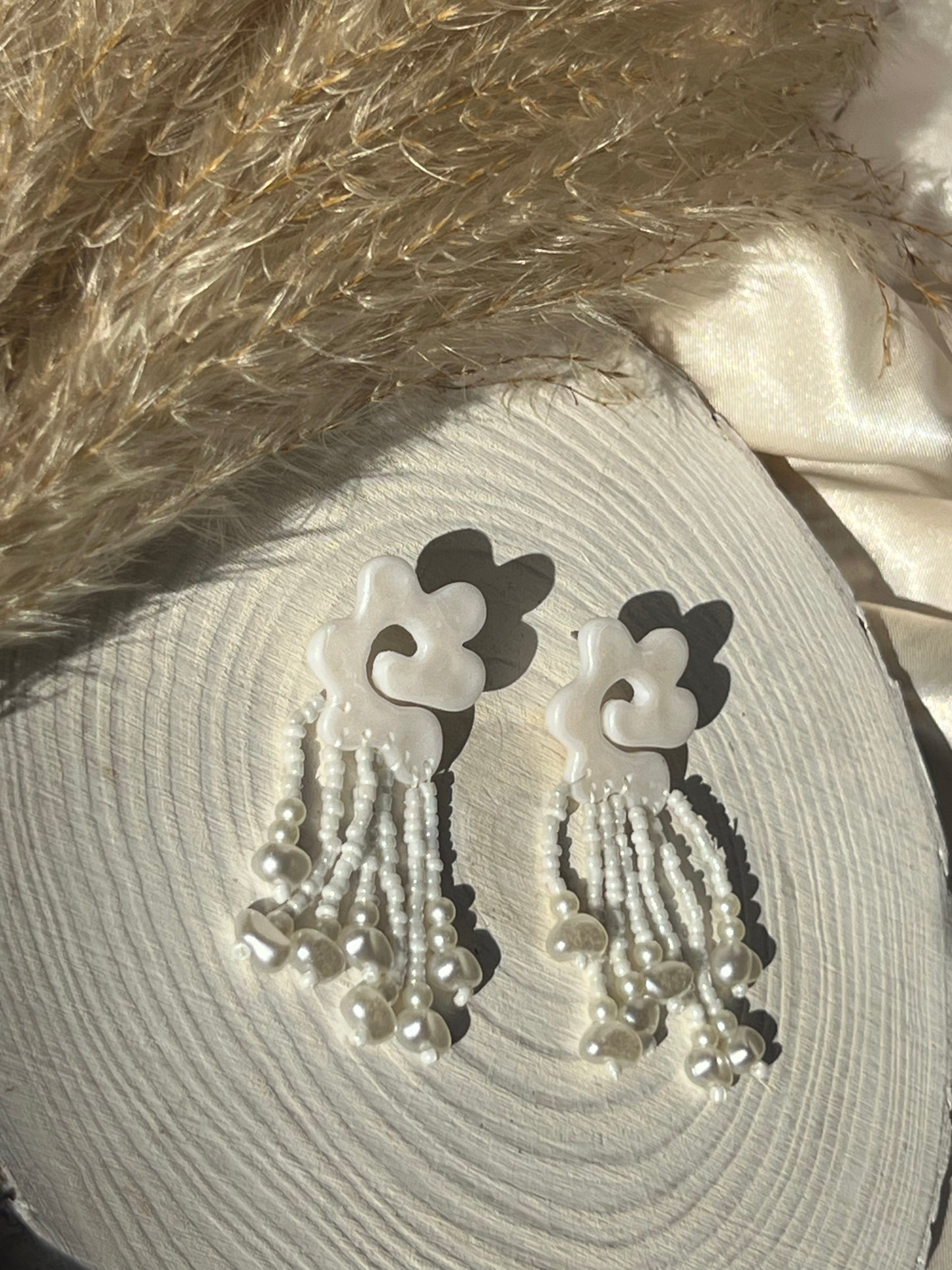 Abstract with beads (white pearl)