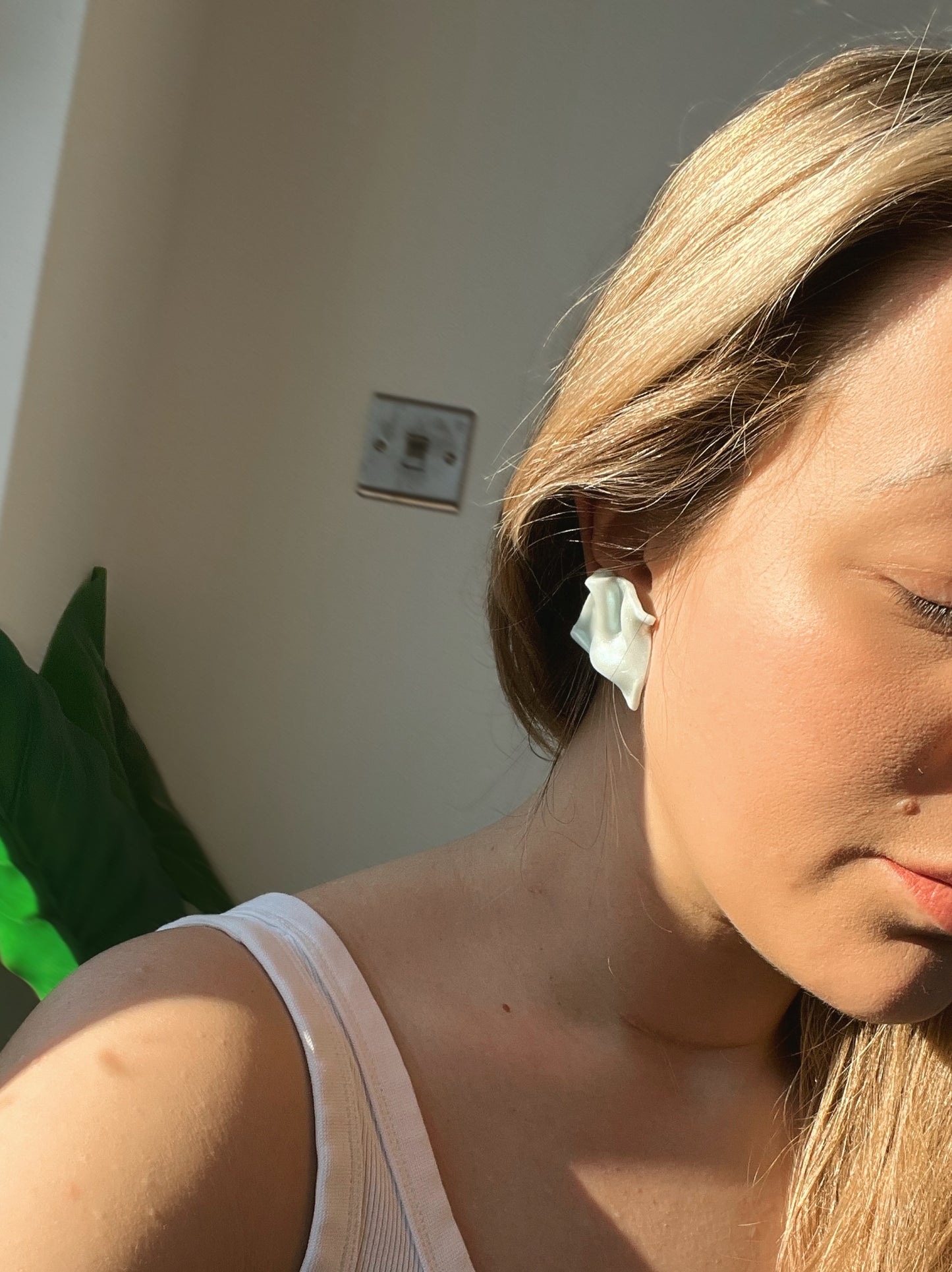 Scrunched pearl stud (Light blue)