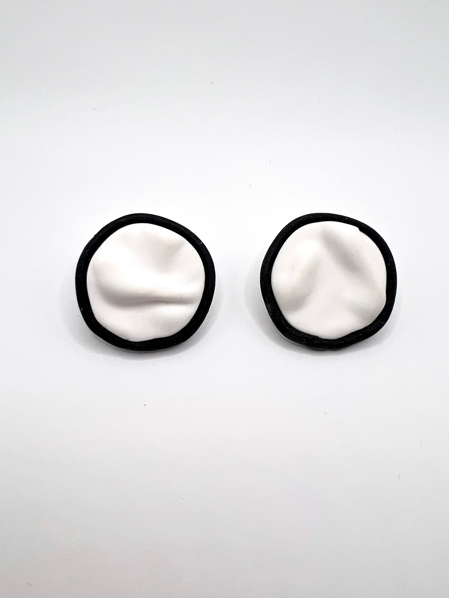 Circle irregular stud earrings