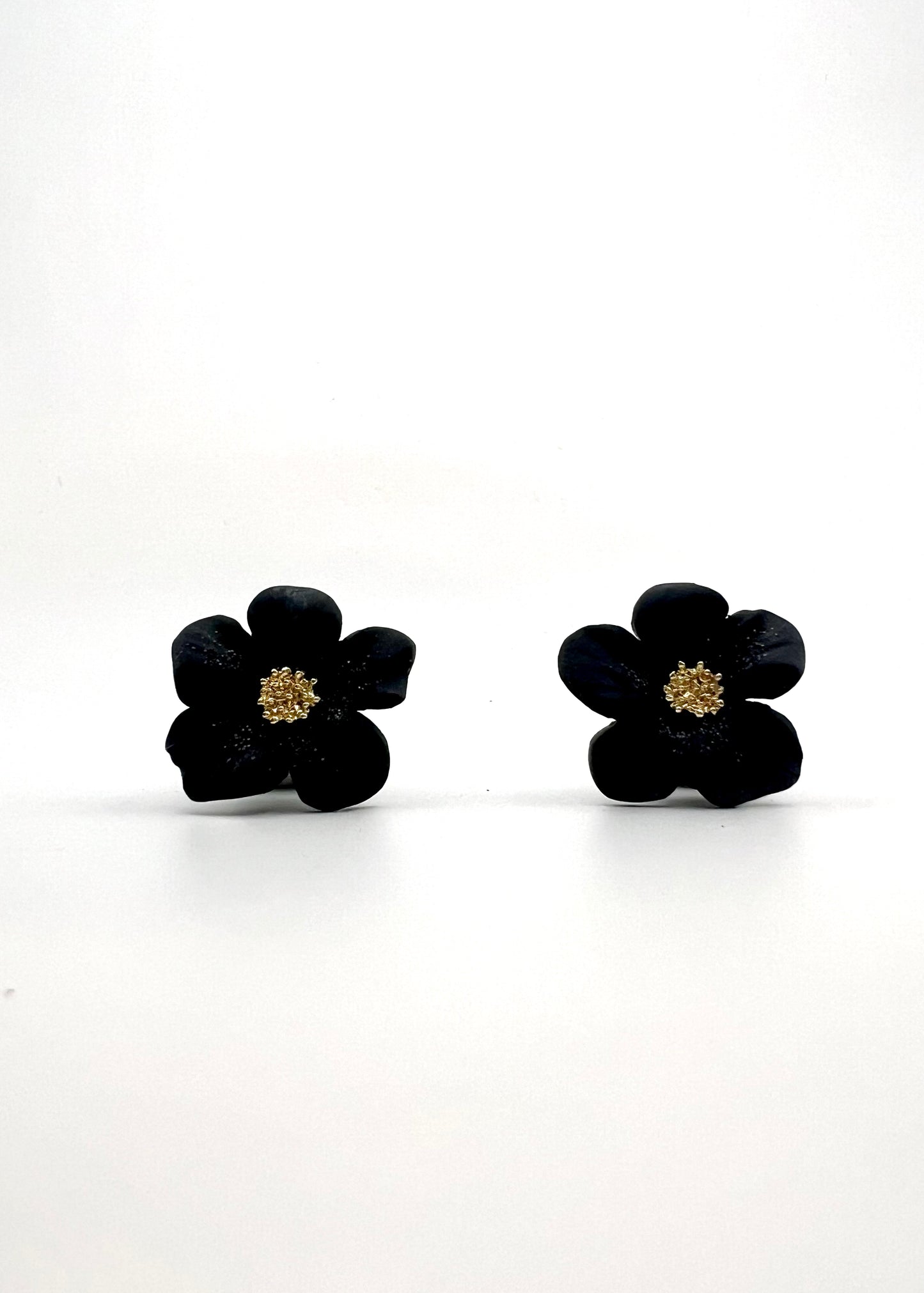 Dainty Flower earrings with gold filament