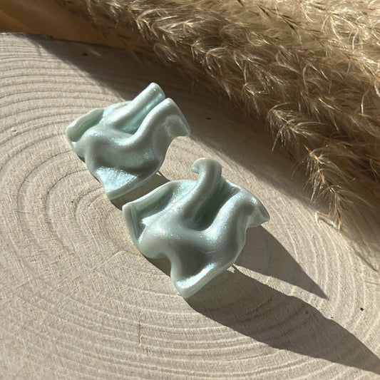 Scrunched pearl stud (Light blue)