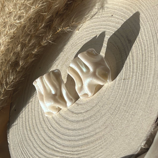 Scrunched pearl stud (white pearl)