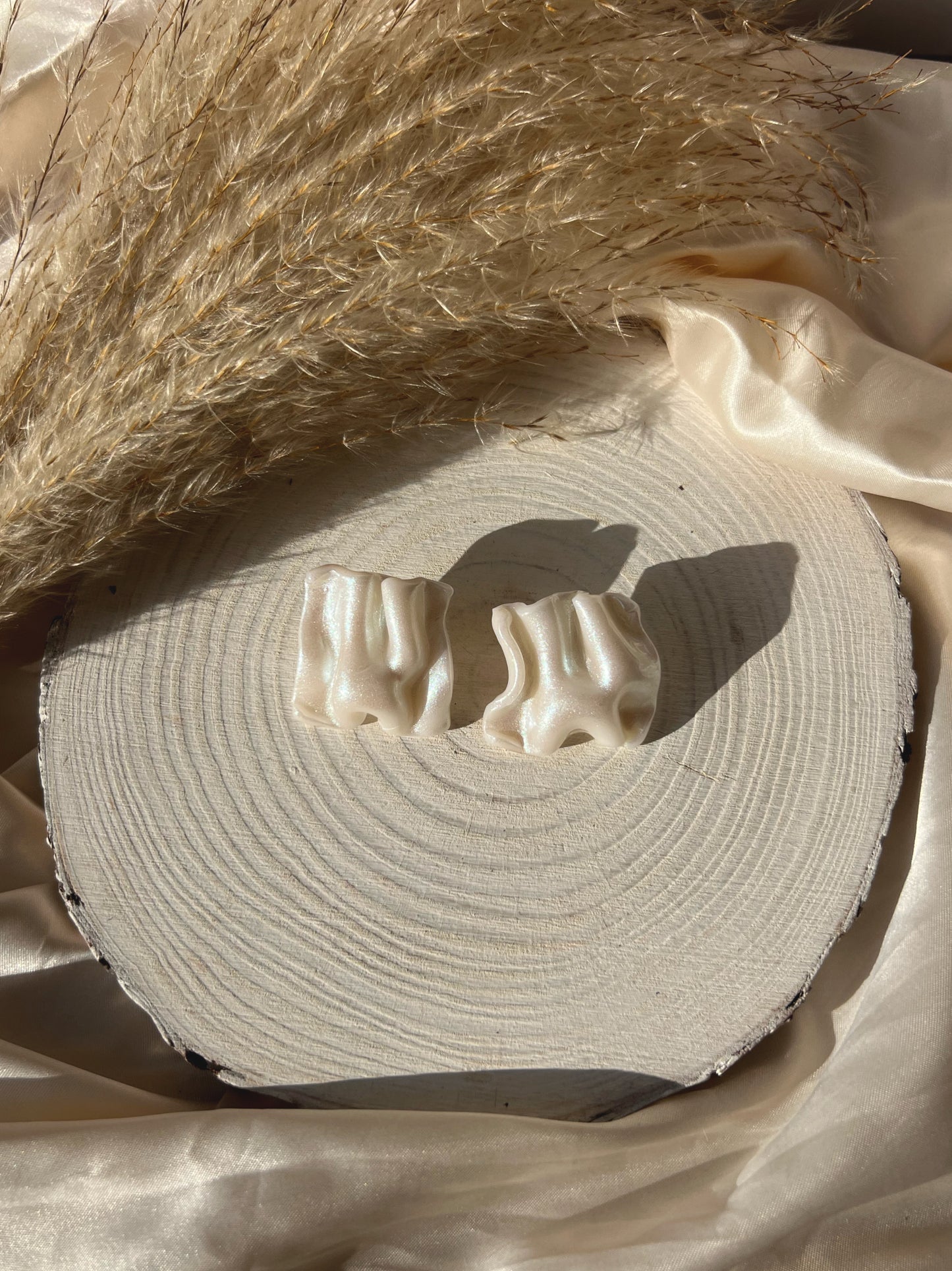 Scrunched pearl stud (white pearl)