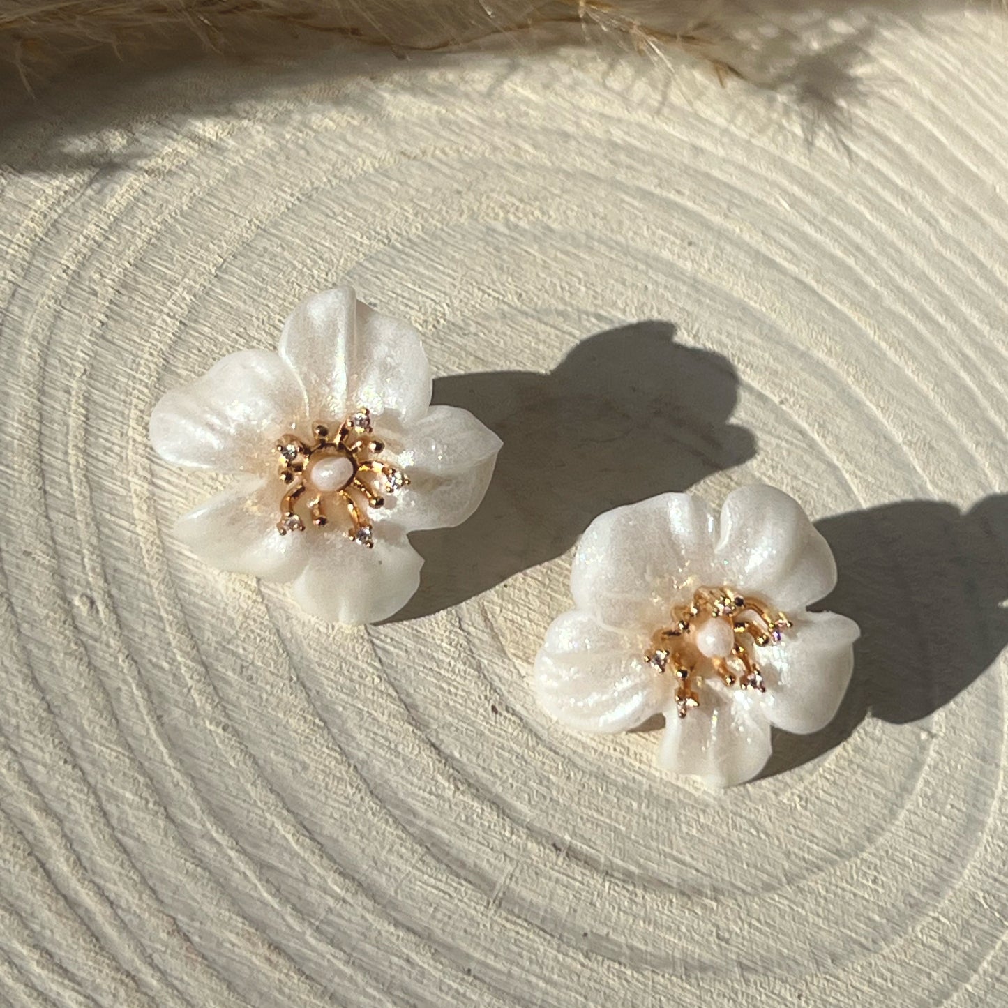 White flower (pearl)