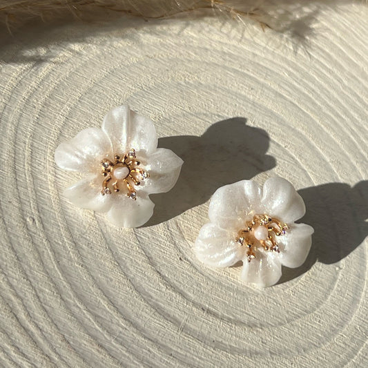 White flower (pearl)