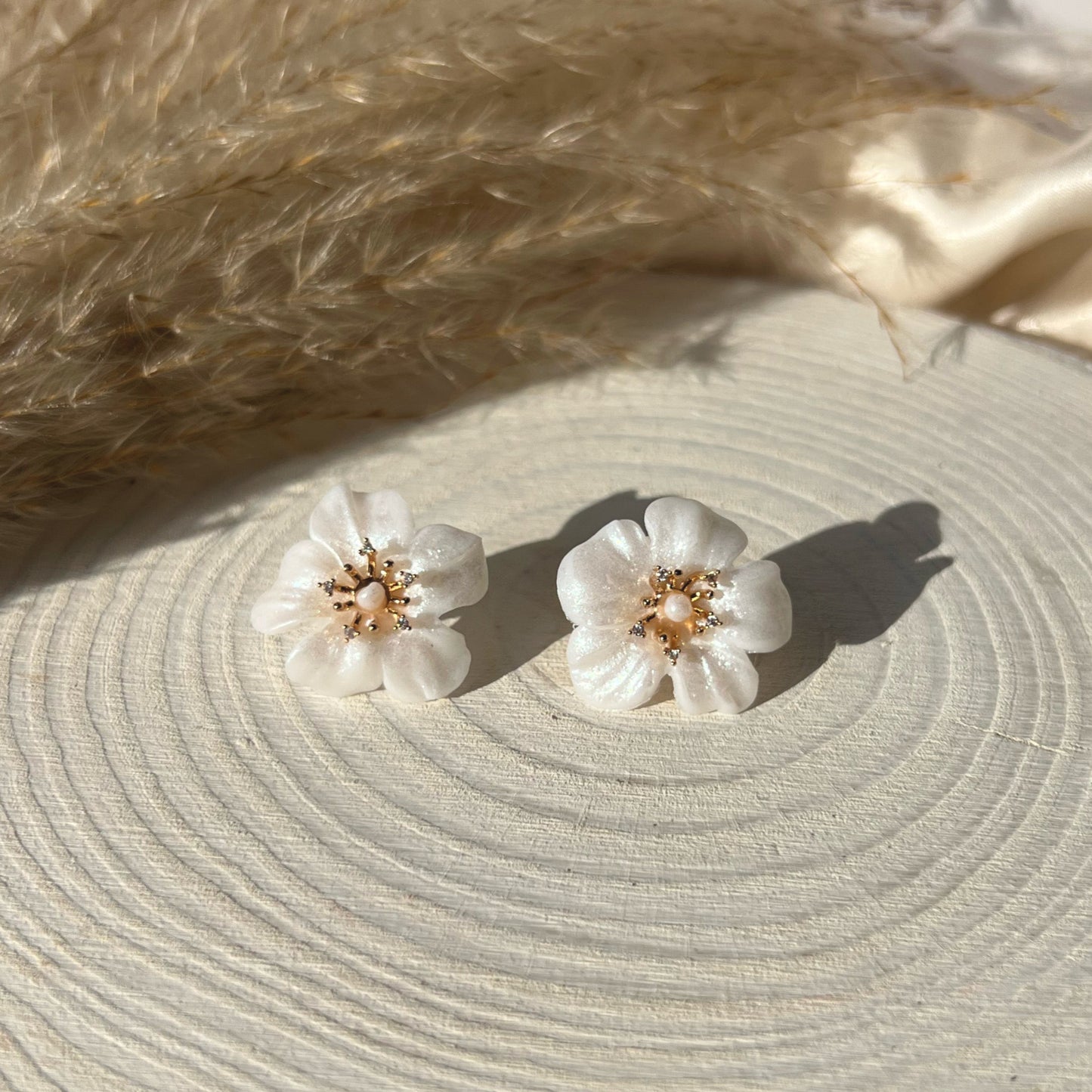 White flower (pearl)