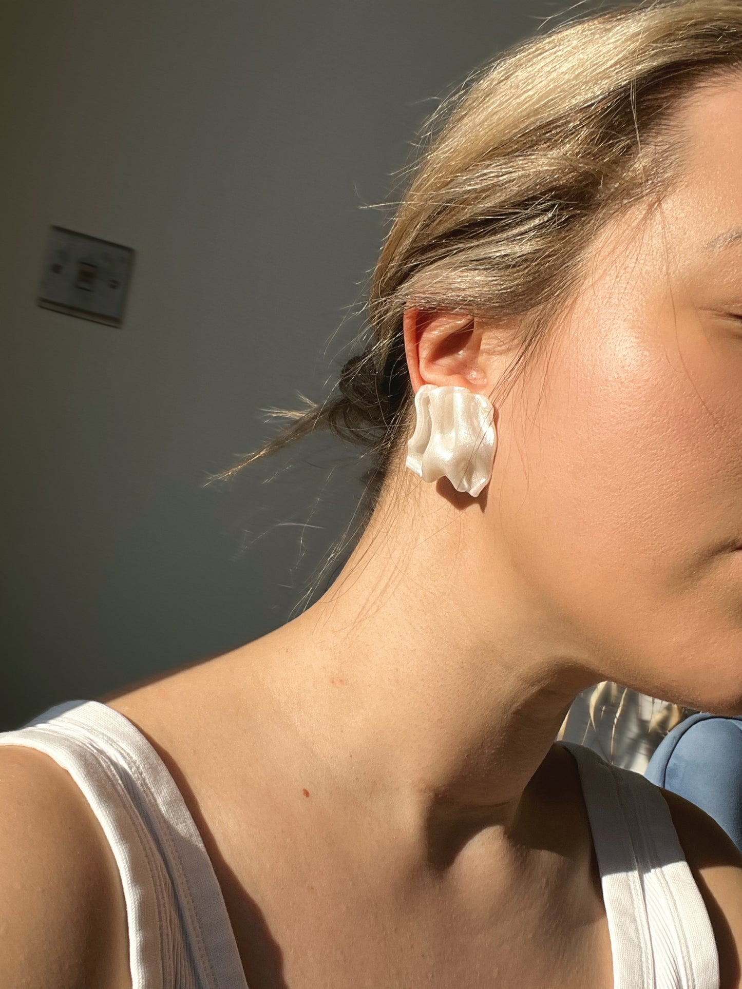 Scrunched pearl stud (white pearl)