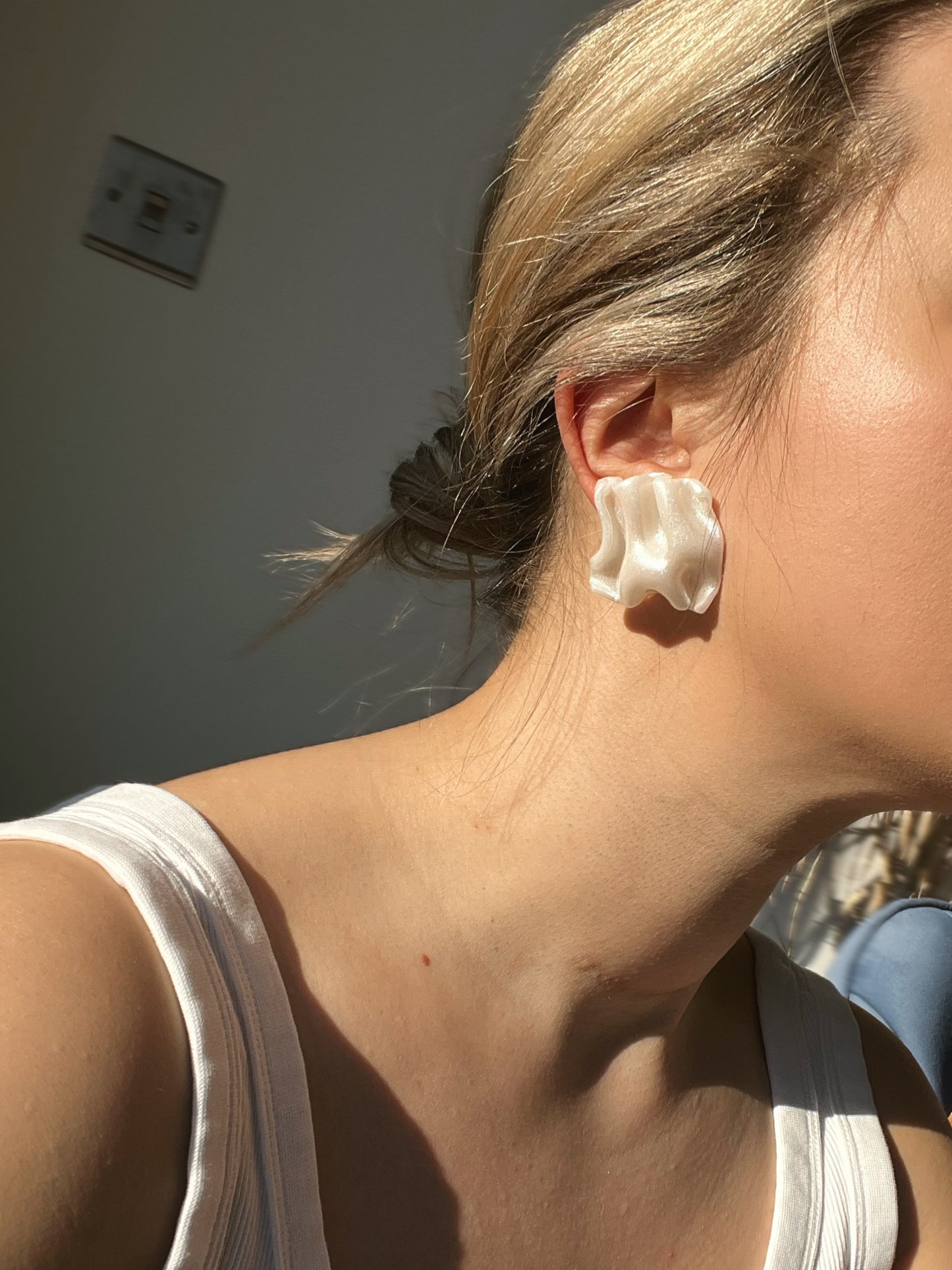 Scrunched pearl stud (white pearl)