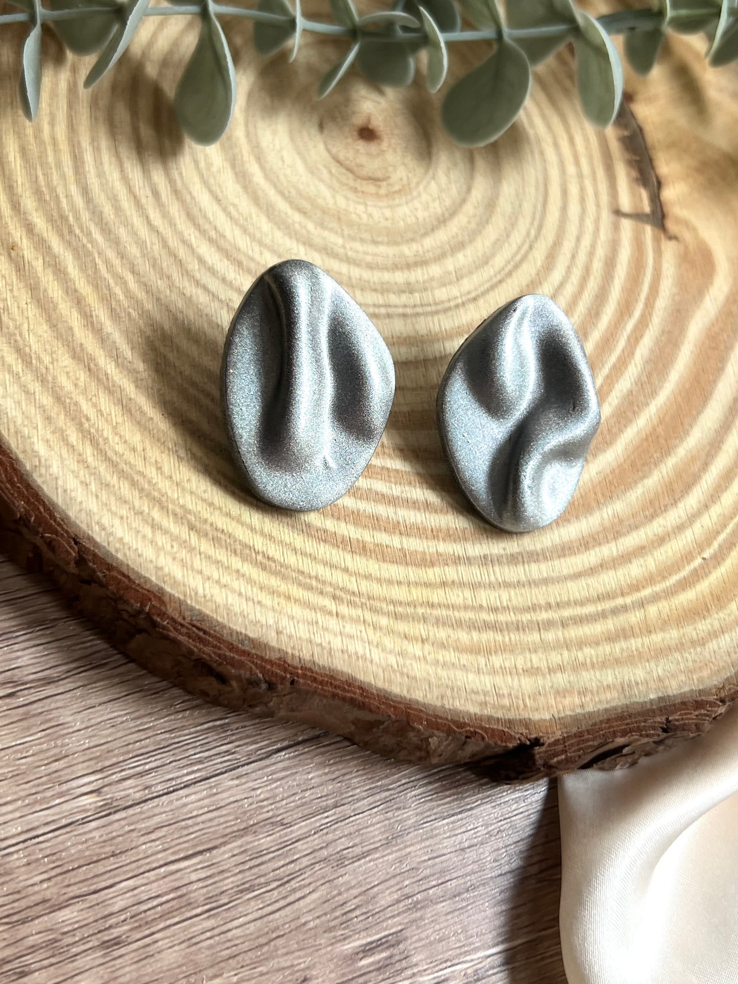 Large stud irregular earrings